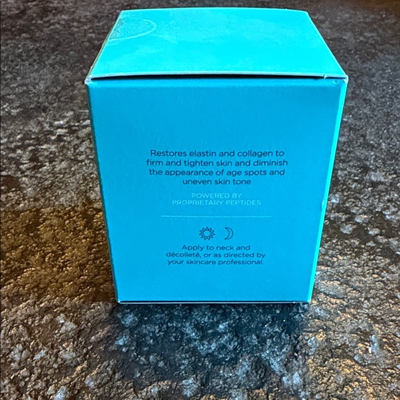 Neocutis Neo Firm Neck & Décolleté Tightening Cream - Picture 4 of 4